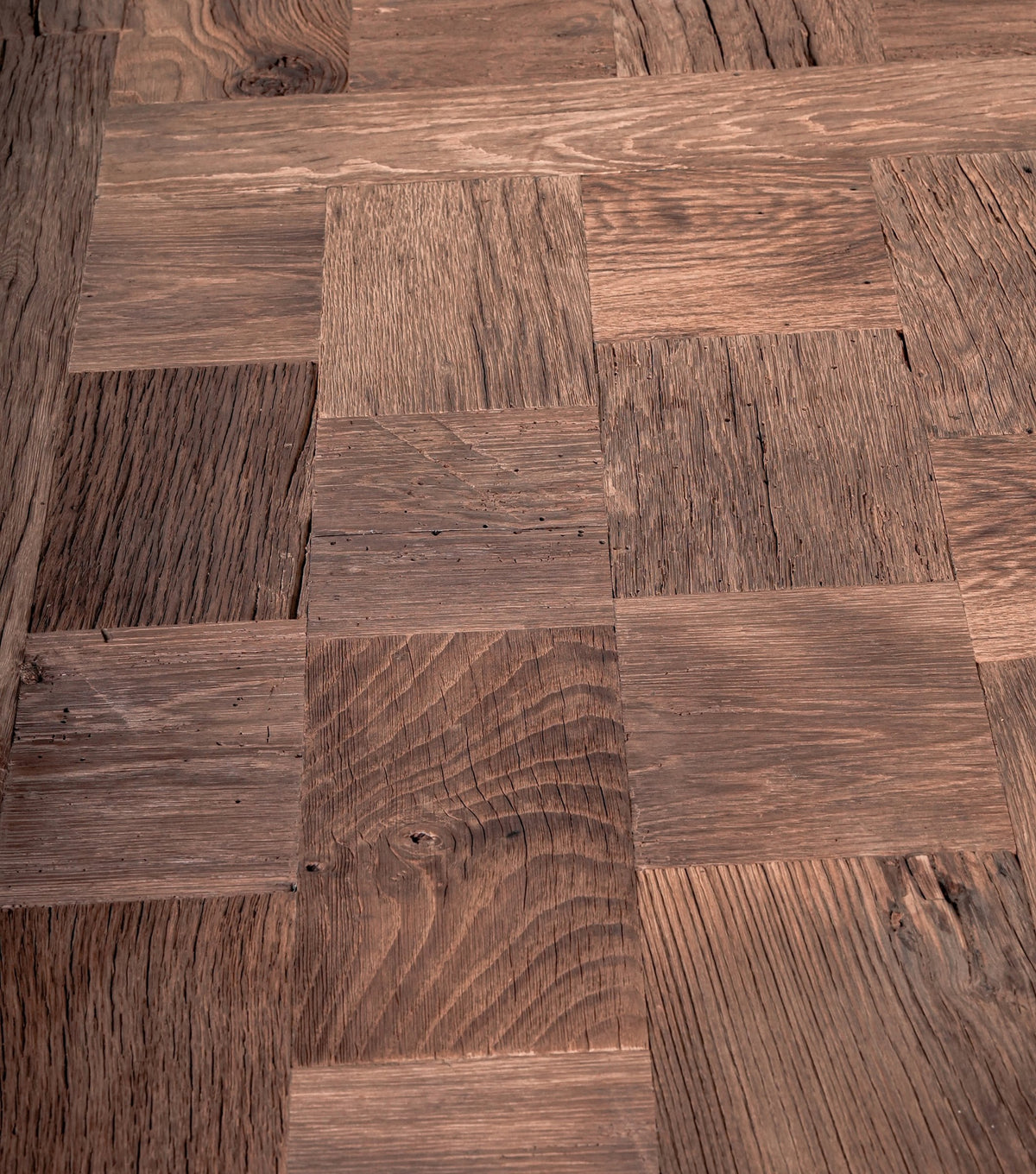 Mensa Reclaimed Oak Dining Table – close-up of the patchwork oak top