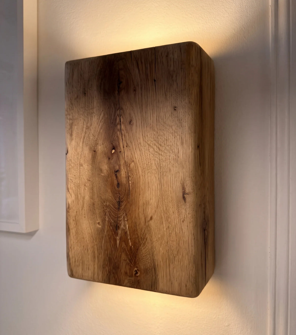 Reclaimed oak wall light, sanded finish – Medium, 21 × 15 cm – close-up, lit