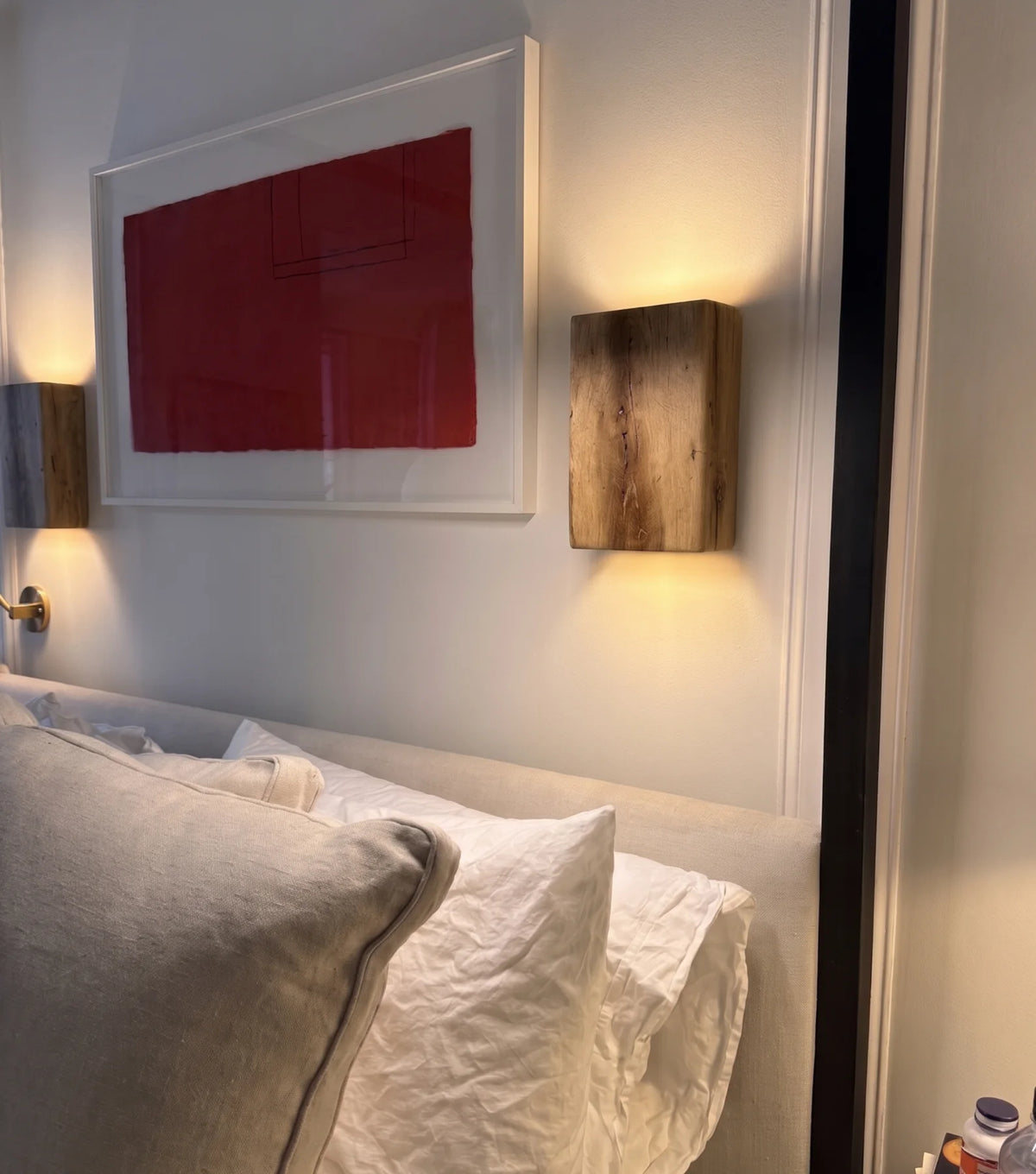 Reclaimed oak wall light, sanded finish – Medium, 21 × 15 cm – in a room