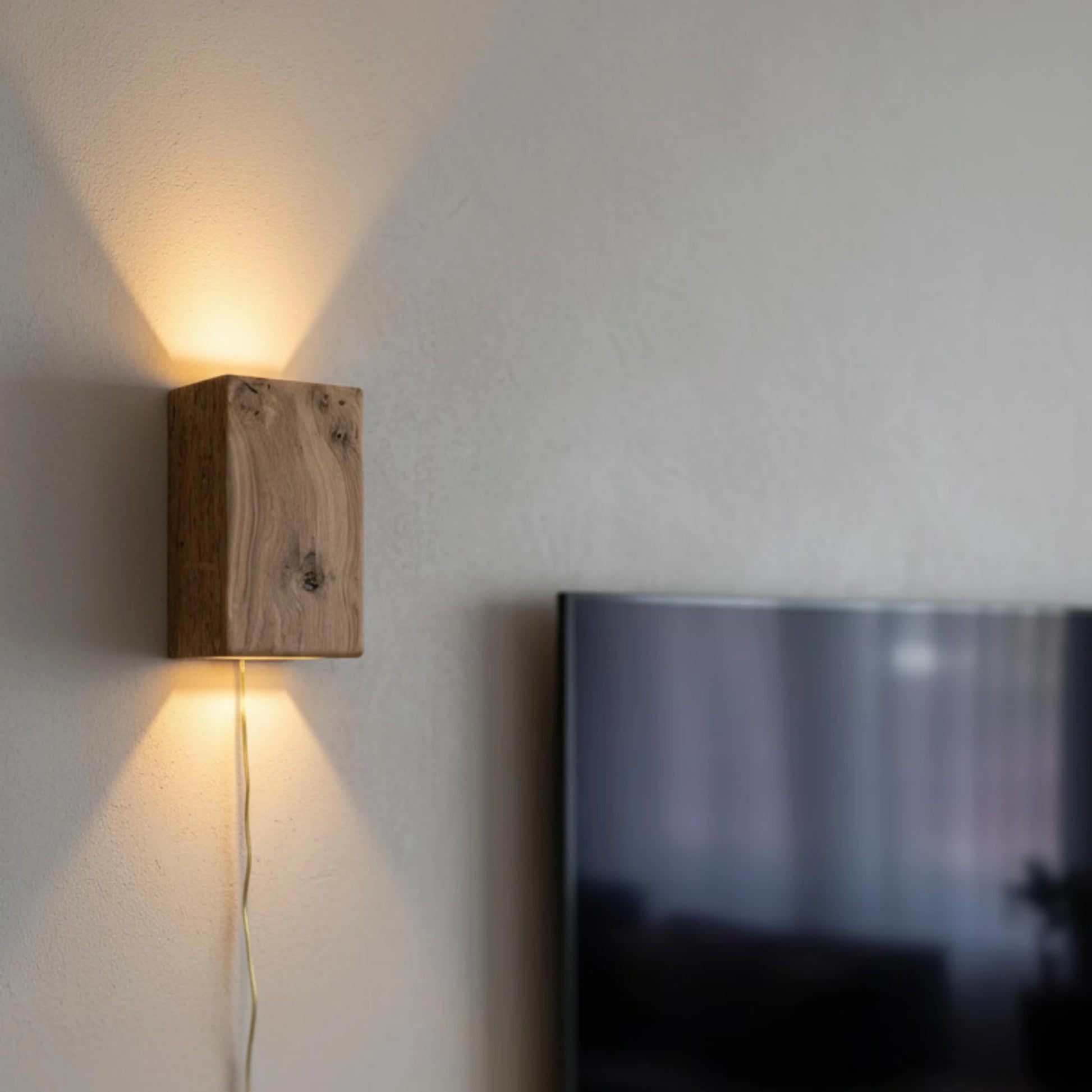  The sanded surface brings out the natural grain of the oak.