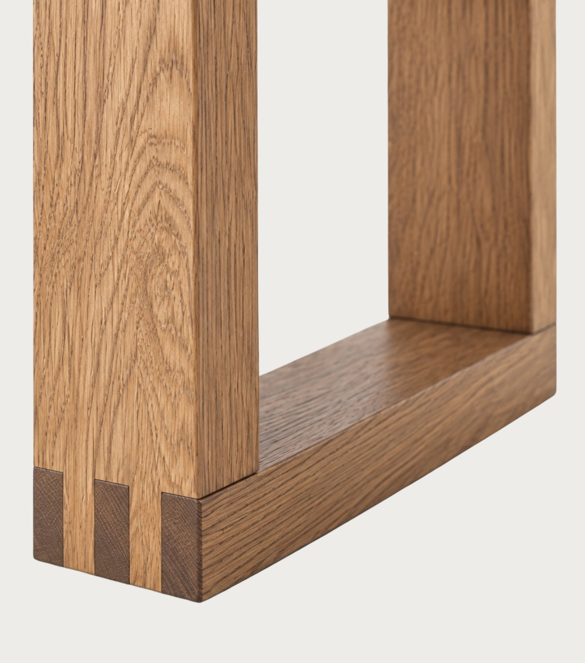 Doque Reclaimed Oak Bench – close-up of the frame joint and oak grain