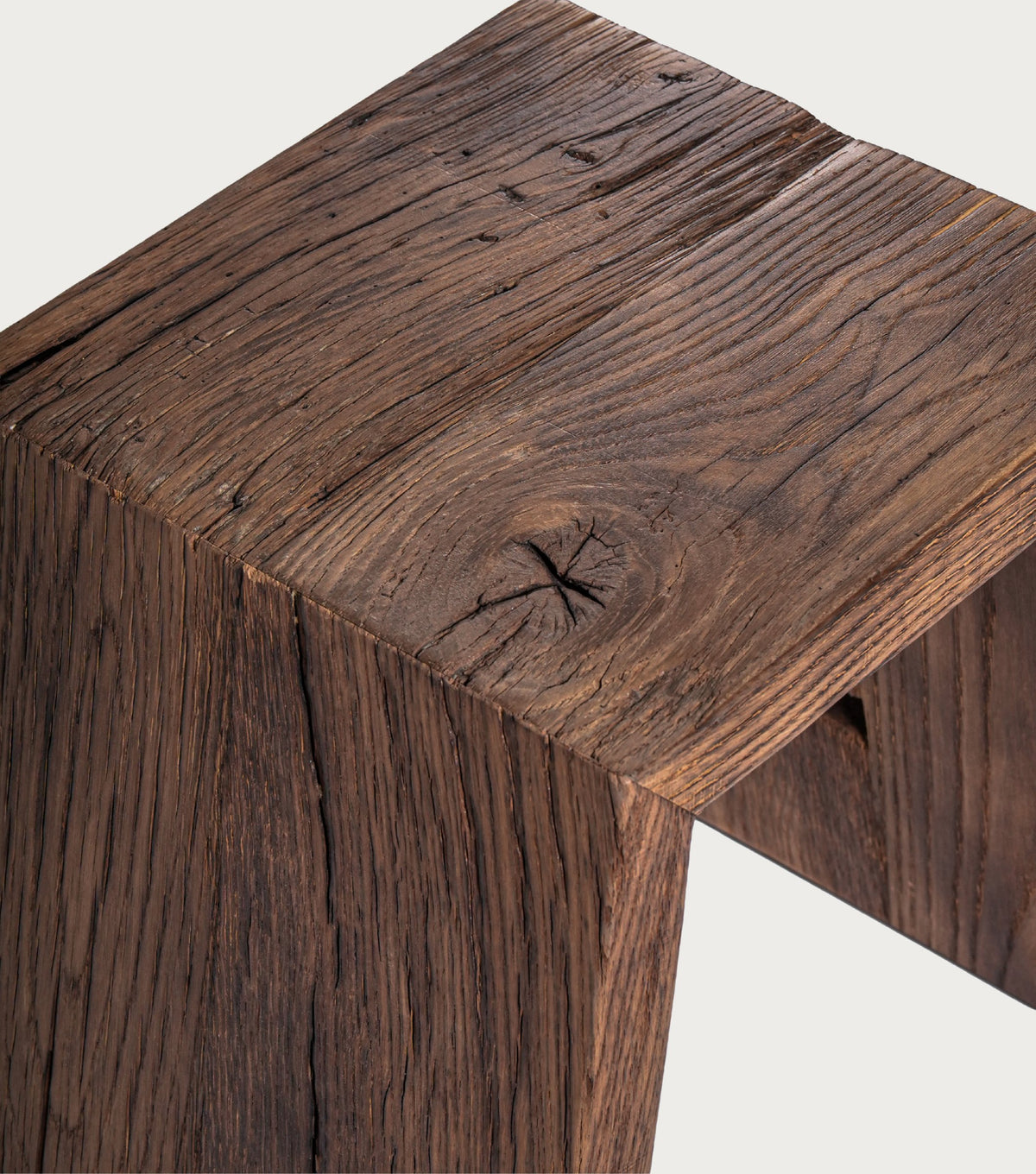 Nodus Reclaimed Oak Side Table – close-up of the knot and grain in the top