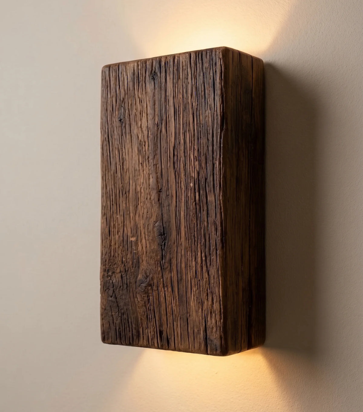 Reclaimed oak wall sconce, original dark finish – Medium, 21 × 15 cm – close-up, lit