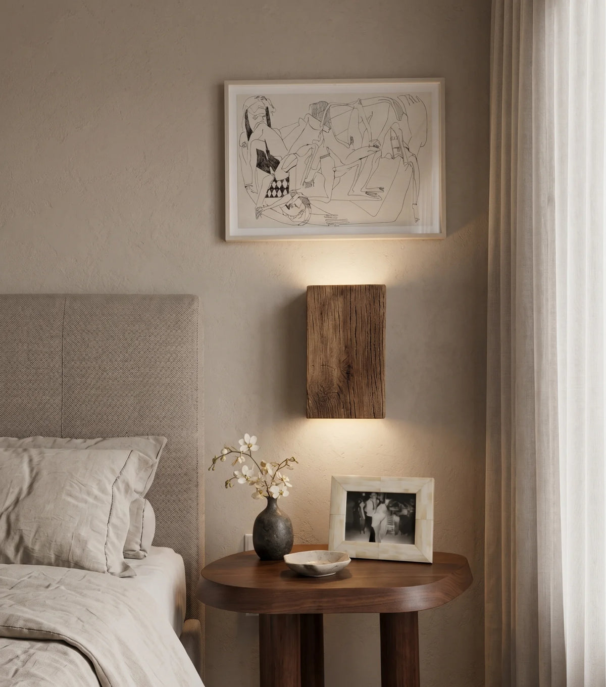 Reclaimed oak wall sconce, original dark finish – Medium, 21 × 15 cm – in a room