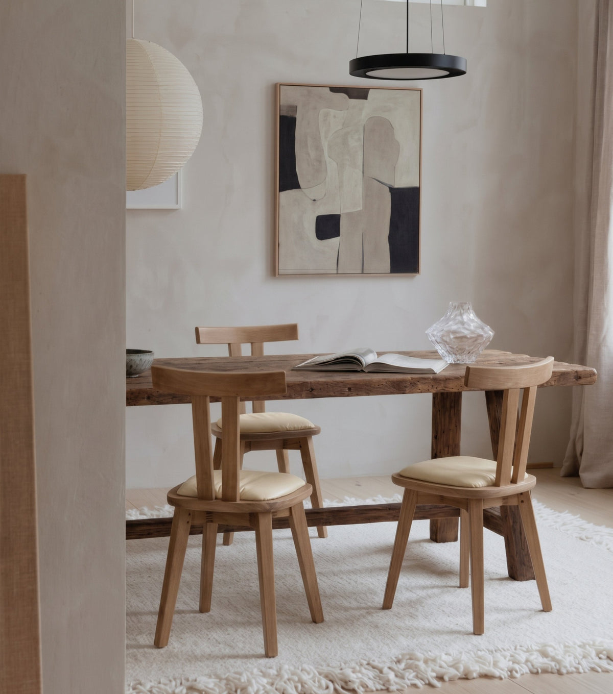Perlas Reclaimed Oak Dining Table – with oak chairs beneath a black pendant