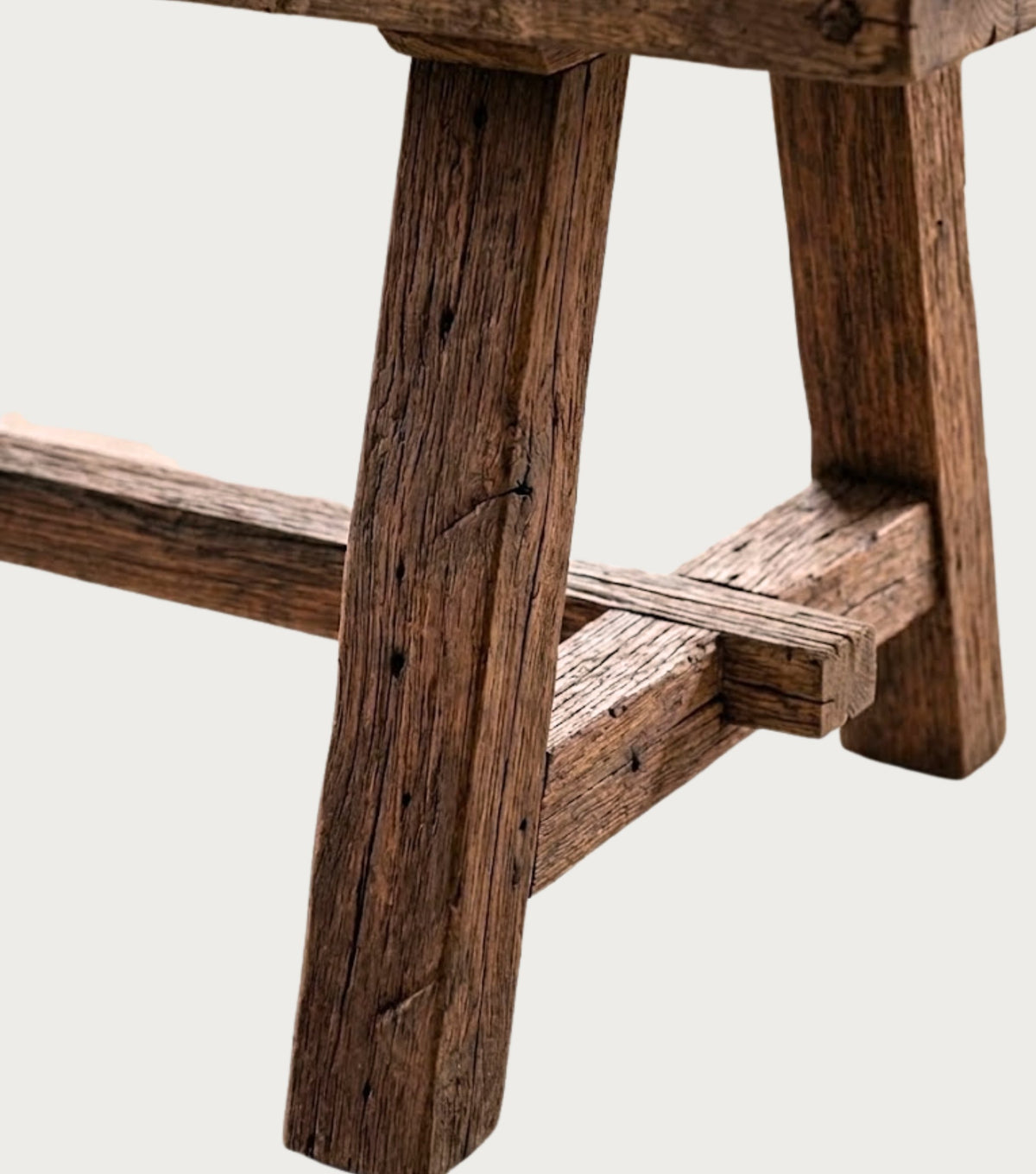 Perlas Reclaimed Oak Dining Table – close-up of the leg and stretcher joint