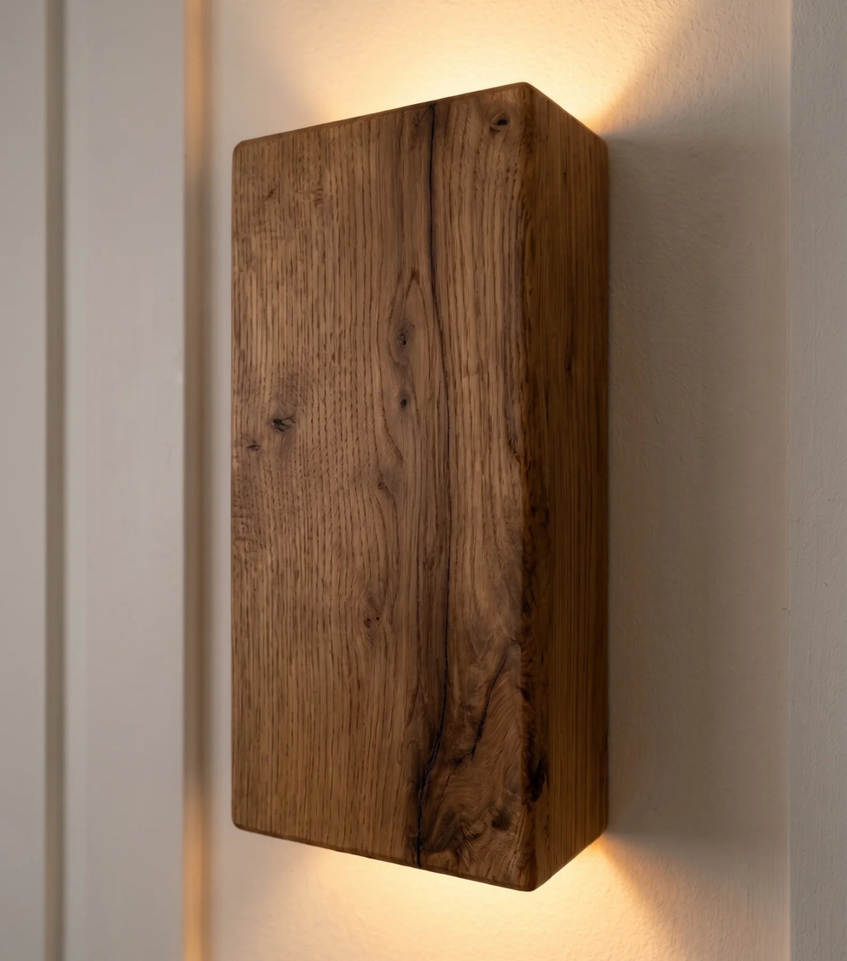 Reclaimed oak wall light, sanded finish – Large, 25 × 15 cm – close-up, lit