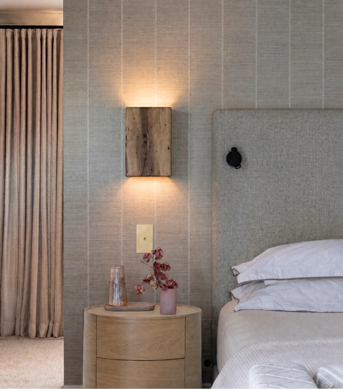 Reclaimed oak wall light, sanded finish – Medium, 21 × 15 cm – in a room
