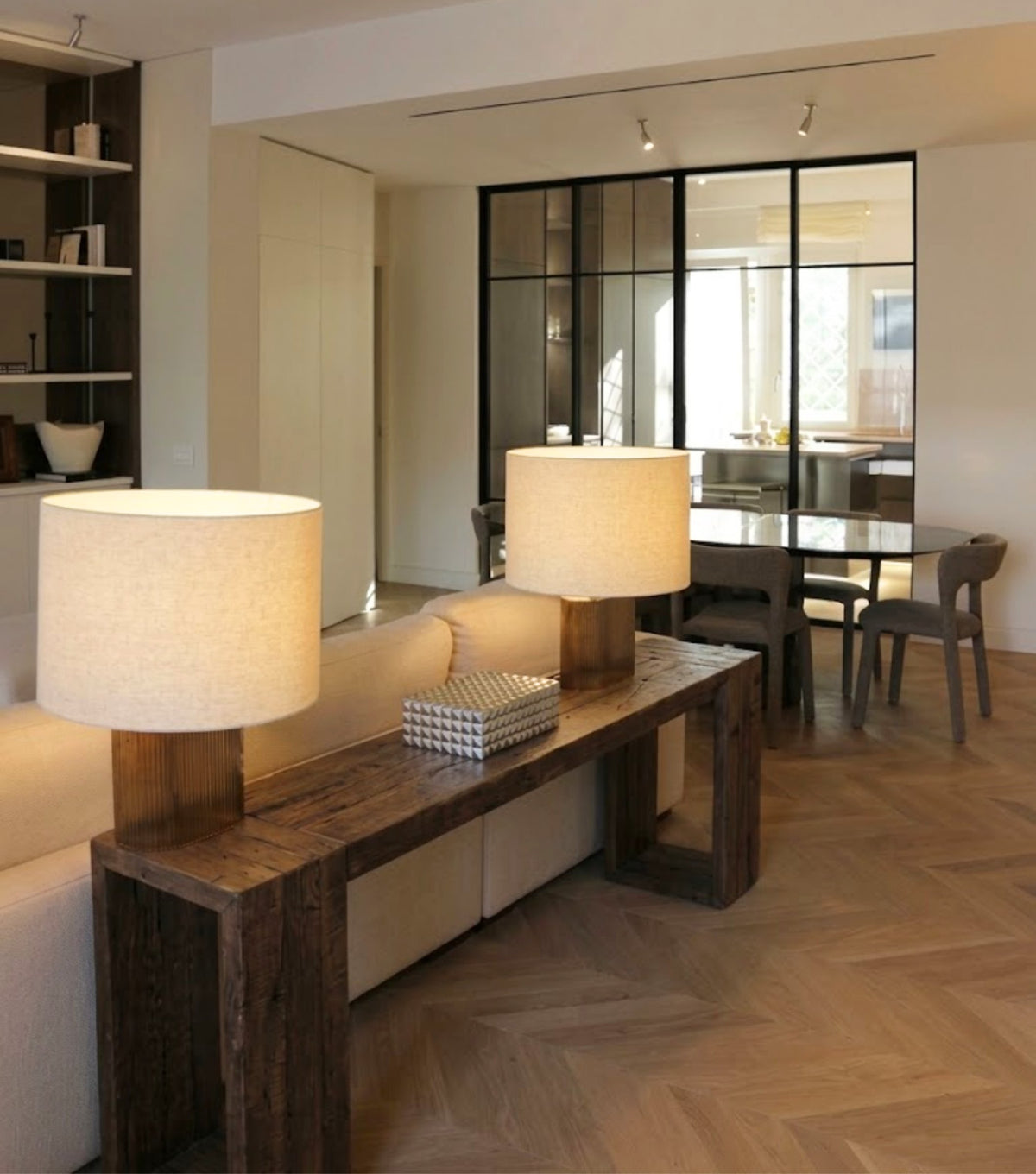 Sardis Reclaimed Oak Console Table – in a living room with table lamps