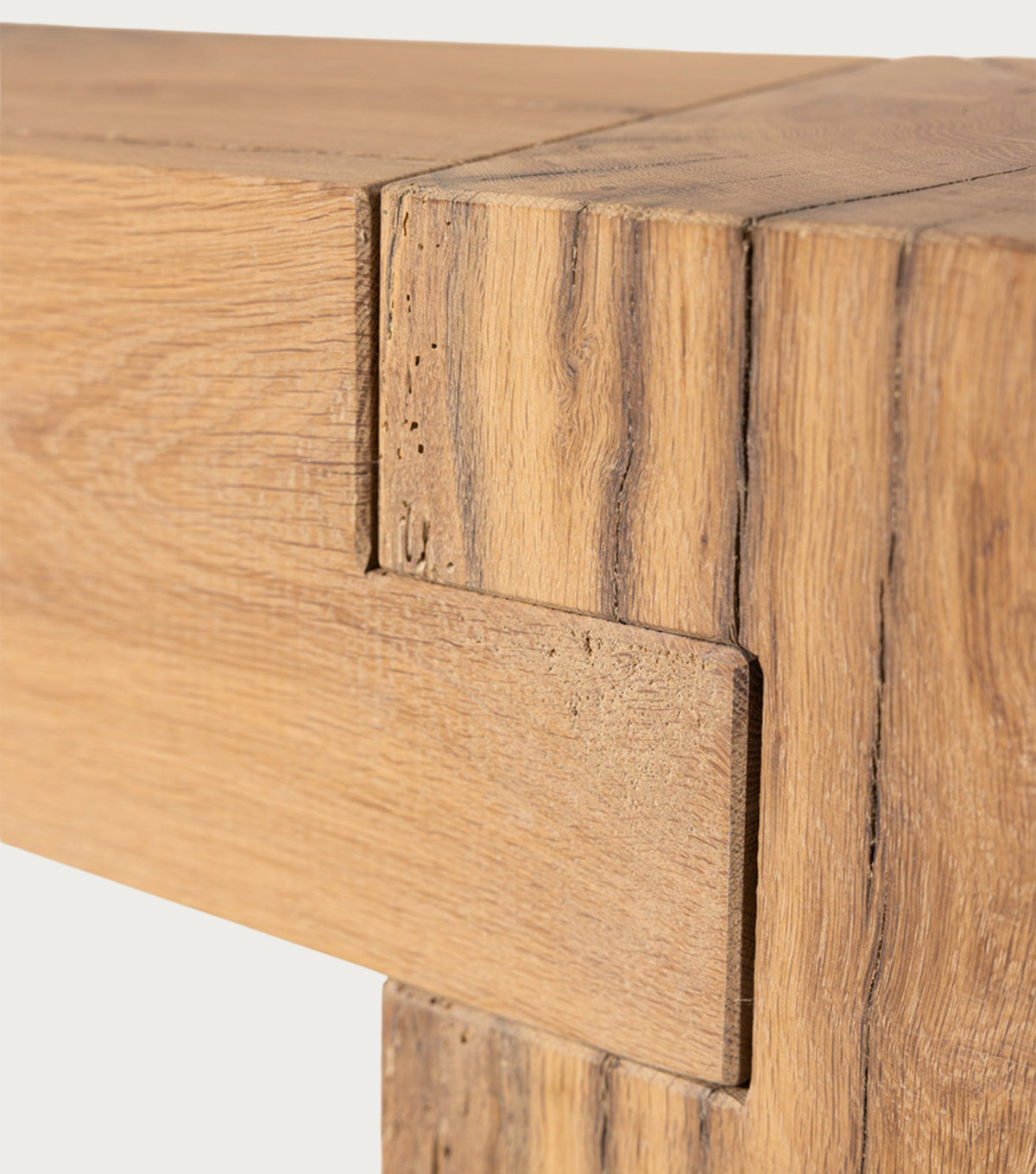 Sella Reclaimed Oak Bench – detail of the notched joint