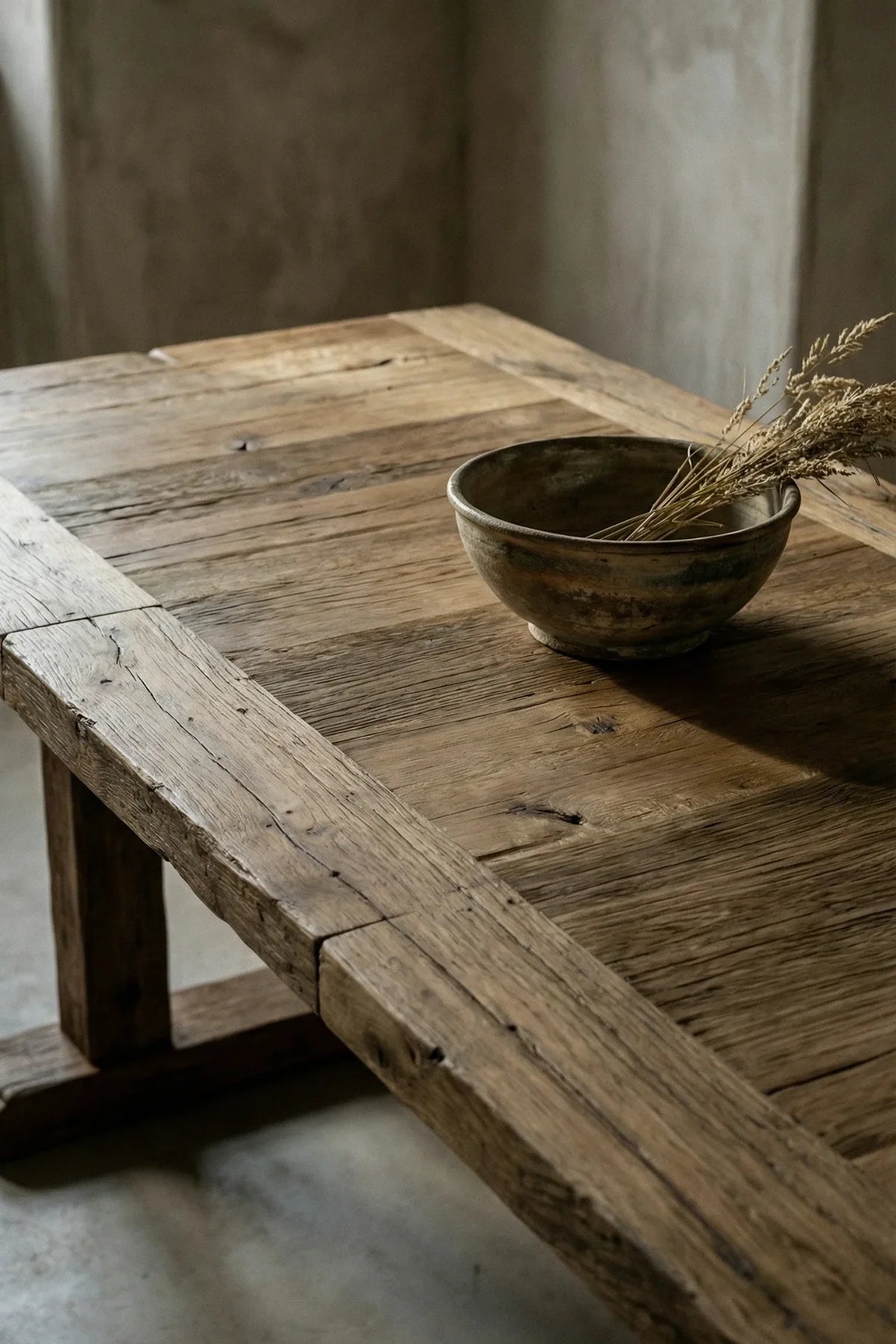Close-up of Stoa deep-brushed Anatolian oak tabletop showing open grain relief and natural knot detail