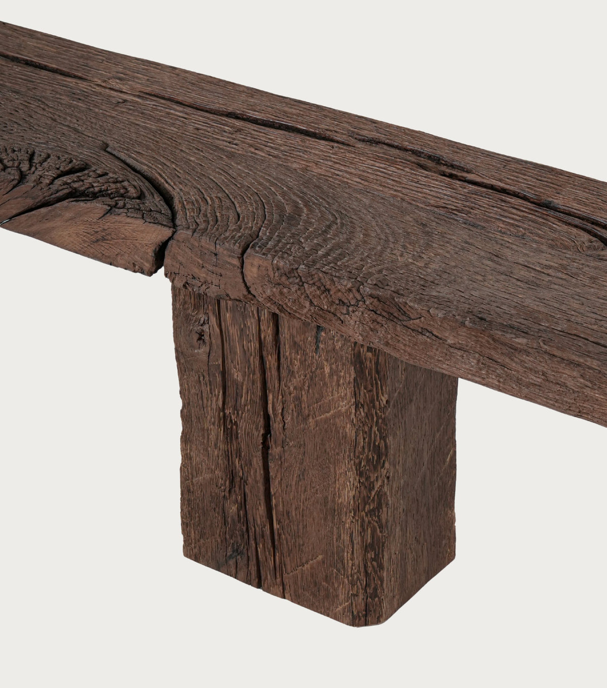 Trabes Reclaimed Oak Bench – close-up of the beam and post joint