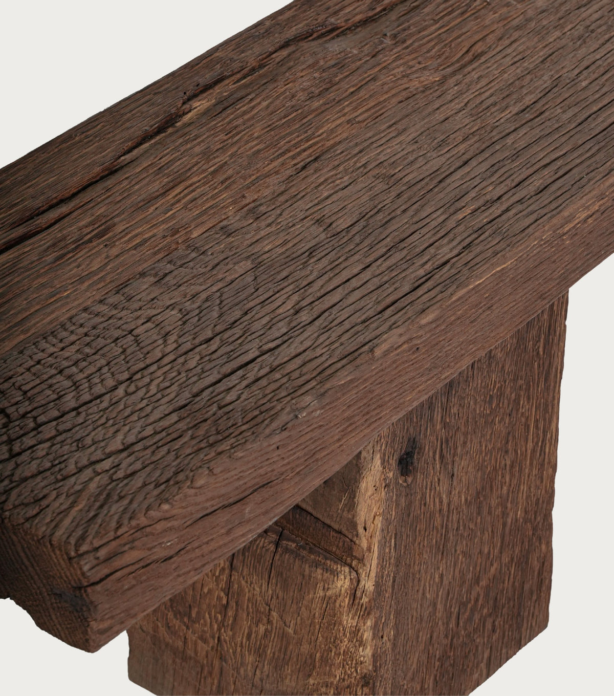Trabes Reclaimed Oak Bench – close-up of the weathered seat